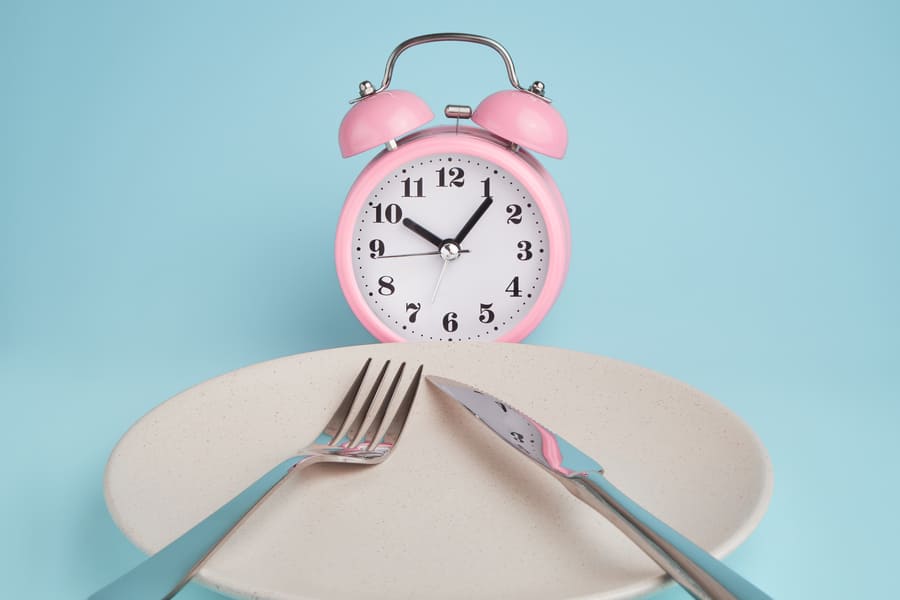 alarm-clock-plate-with-cutlery-concept-intermittent-fasting-lunchtime-diet-weight-loss (1).jpeg
